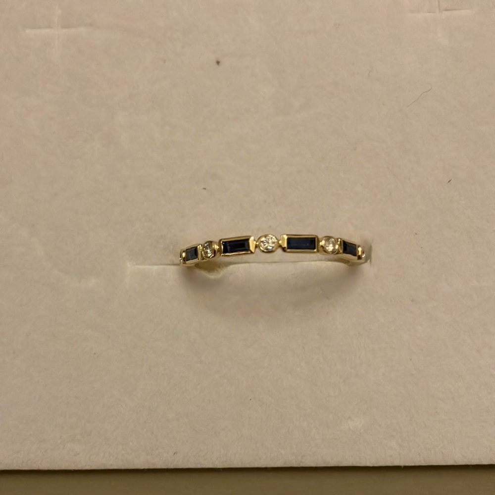 This is not for sale. It has sold. See my other listing for a matching band.